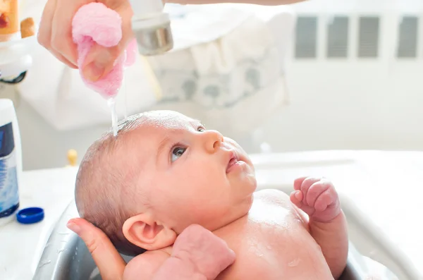 Újszülött - babafürdető mosás fejét fürödni — Stock Fotó