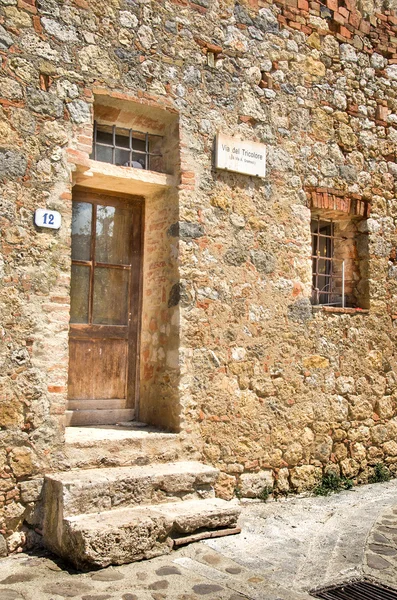 Ein Hauseingang aus Stein im Dorf Monteriggioni — Stockfoto