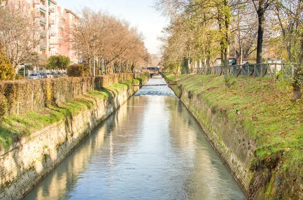 Vorort-Fluss-Kanal - Fluss Bologna reno — Stockfoto