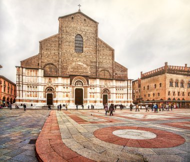 Bologna Piazza Maggiore San Petronio crescentone bazilika cephe eksik kilise dış