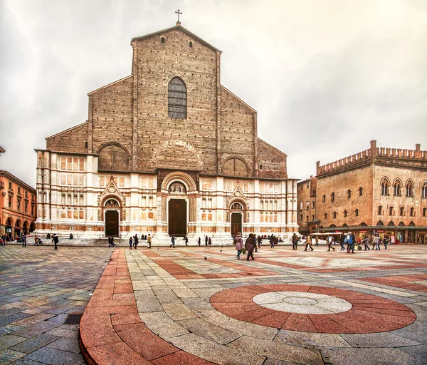 Bolonha Piazza Maggiore San Petronio crescente basílica fachada incompleta igreja exterior — Fotografia de Stock