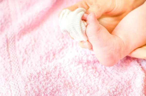 Положите белые носки на bebe — стоковое фото