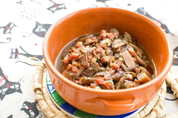 Paddestoelen spek saus op oranje terracotta bowl — Stockfoto