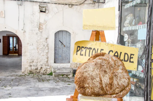 Pão pugliese no beco da aldeia de apulia — Fotografia de Stock