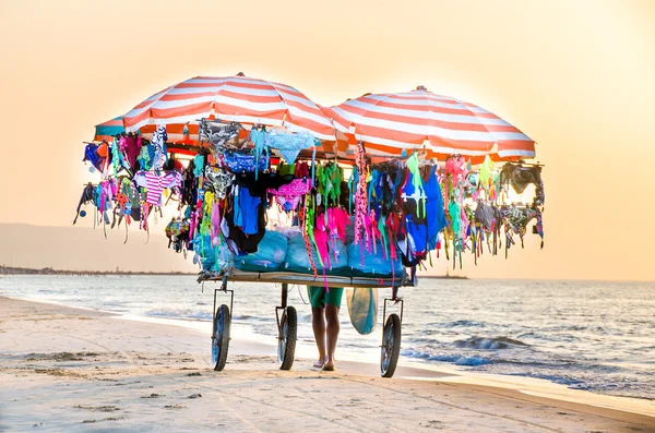 Colporteur sur la plage en Italie — Photo