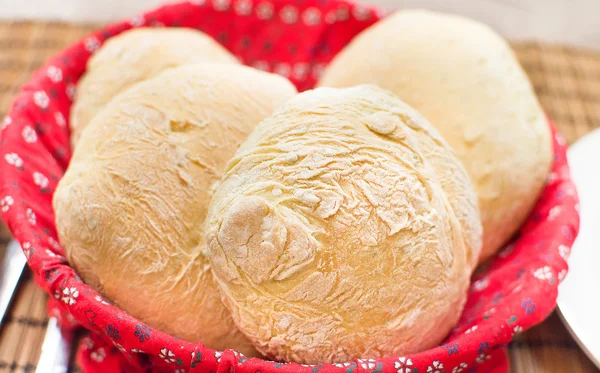 Bochenki świeżo upieczony chleb domowej roboty czerwony kosz — Zdjęcie stockowe
