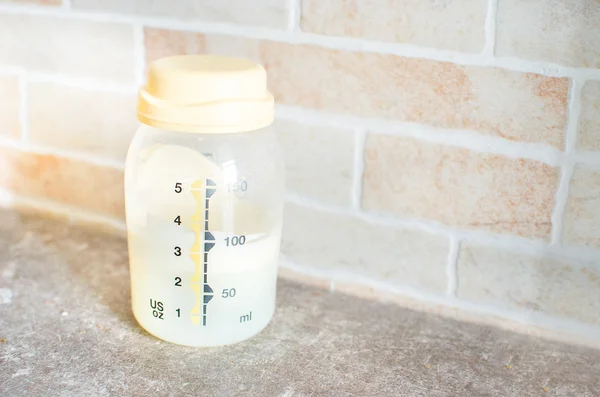 Бутылка грудного молока - органическое кормление новорожденных — стоковое фото