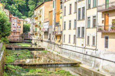 Porretta - Bologna - Reno nehir kolu kanal geçen köy evleri ile geçer