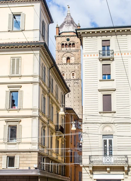 Bolonia, Italia Catedral de San Pietro campanario, vista desde Piazza Re Enzo —  Fotos de Stock