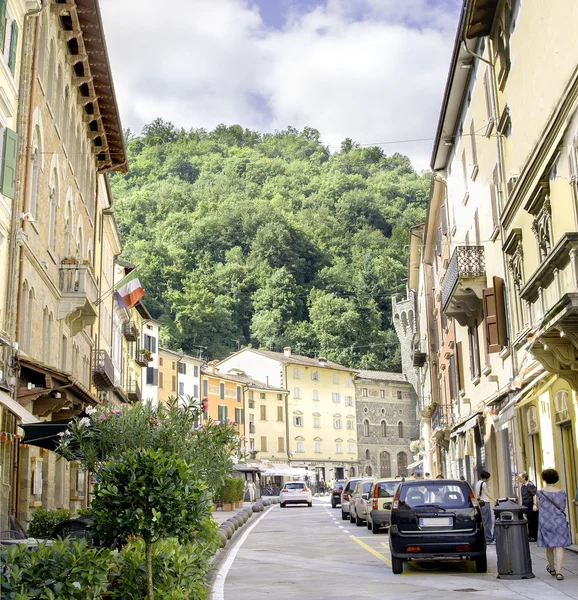 Porretta Terme - 2 srpna 2015 - Porretta vesnice hlavní ulice — Stock fotografie