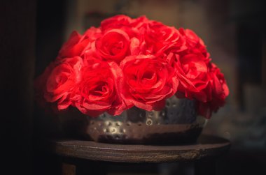 gölgeler metalik bir pot sahte kırmızı gül 