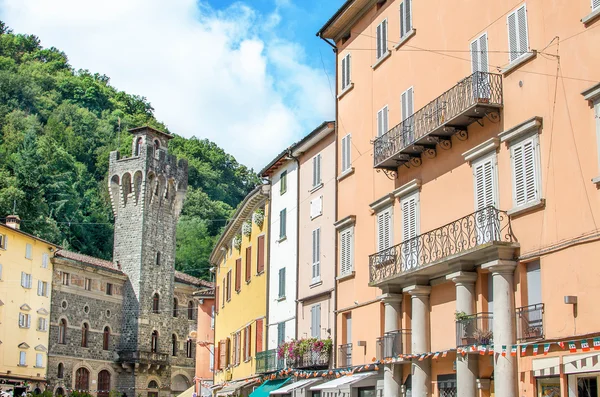 Porretta Terme, Bolonha - Itália - edifícios coloridos e a torre da Câmara Municipal — Fotografia de Stock