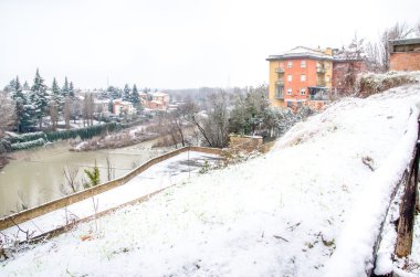 River Reno bisiklet yolu Casalecchio di Reno Bologna kar yağışı