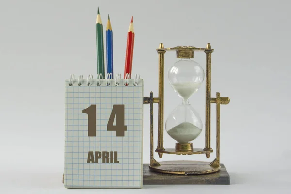 与4月14日日期拖延和规划概念 时间管理 白色背景的日历 图库图片