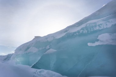 Bolshoe Gölü üzerindeki buz mırıltıları Krasnoyarsk Krai Sibirya Güneşli gün mavi gökyüzü beyaz kar mavisi buz.