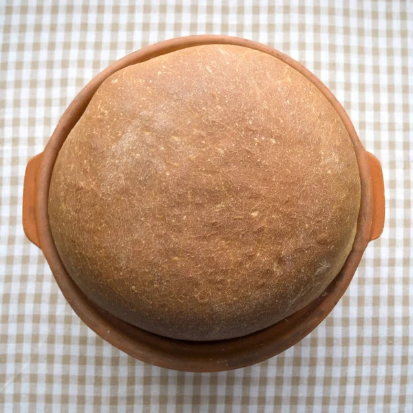 用粘土形式在亚麻布桌布上自制的新鲜小麦面包 从上而下作物计划 — 图库照片