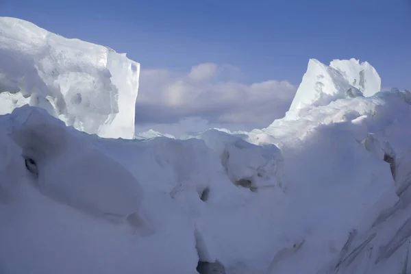 Hummocks Glace Sur Lac Bolshoe Krasnoyarsk Territoire Sibérie Journée Ensoleillée — Photo