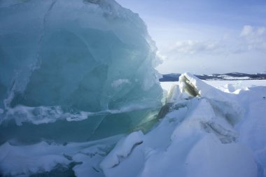 Bolshoe Gölü üzerindeki buz mırıltıları Krasnoyarsk Krai Sibirya Güneşli gün mavi gökyüzü beyaz kar mavisi buz.