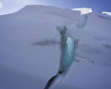 Bolshoe Gölü üzerindeki buz mırıltıları Krasnoyarsk Krai Sibirya Güneşli gün mavi gökyüzü beyaz kar mavisi buz.