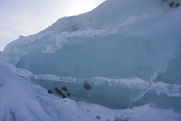 ボルシュー湖の氷のハンモッククラスノヤルスク地方シベリア晴れた日の青い空白い雪は 石が凍結されている透明な氷を紺碧にします 湖の凍る波 — ストック写真