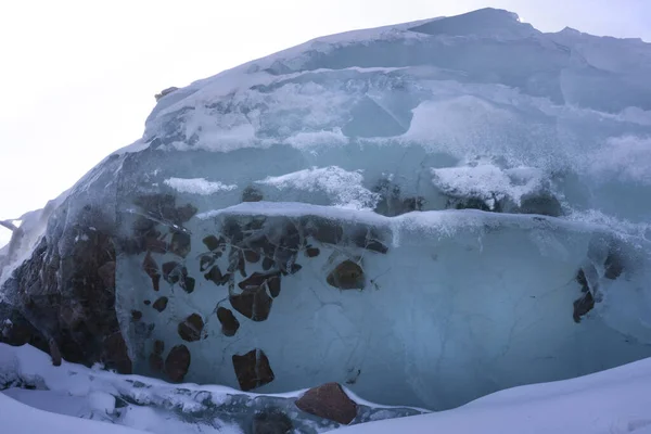 ボルシュー湖の氷のハンモッククラスノヤルスク地方シベリア晴れた日の青い空白い雪は 石が凍結されている透明な氷を紺碧にします 湖の凍る波 — ストック写真