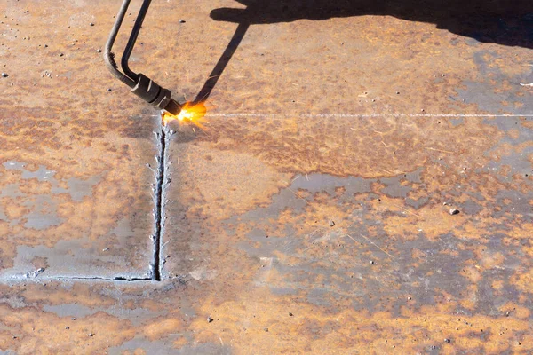 Pemotongan Lembaran Logam Pekerja Dengan Pemotong Gas Memotong Billet Persegi — Stok Foto