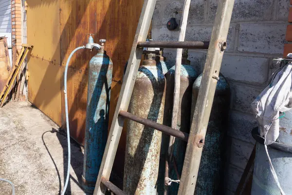 Pelanggaran Keselamatan Silinder Gas Penyimpanan Silinder Gas Yang Tidak Tepat — Stok Foto