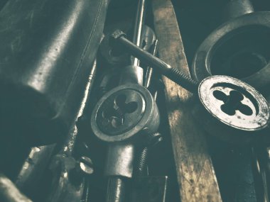 Atölyedeki metal aletler, iplik süpürgesi, garaj aletleri