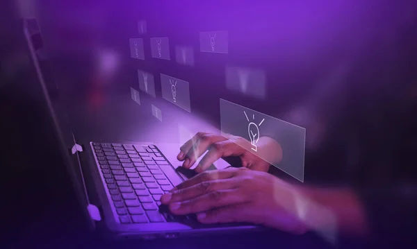 Відео Вимогу Технології Людиною Яка Торкається Кнопки Відтворення Віртуальному Екрані Ліцензійні Стокові Фото