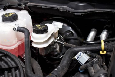 Makine dairesinde kontrol ve servis için fren sıvısı tankı
