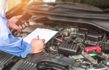 El tamircisi kontrol kâğıdı ve basit bir araba motoru, bakım ve servis kontrolü için akıllı telefon.