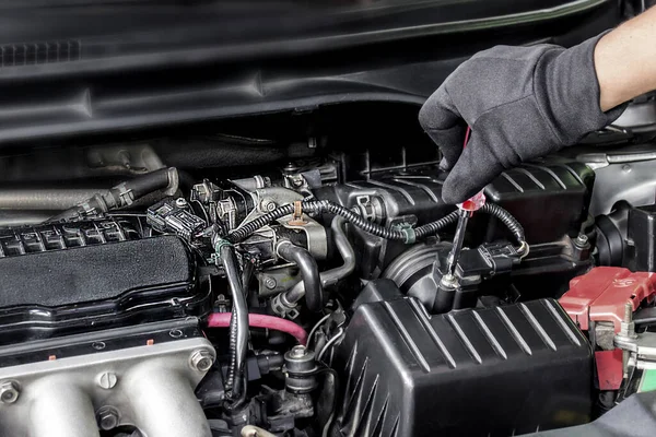 Hand Eines Mannes Verwenden Schraubenzieher Entfernen Deckel Luftfilter Des Autos — Stockfoto