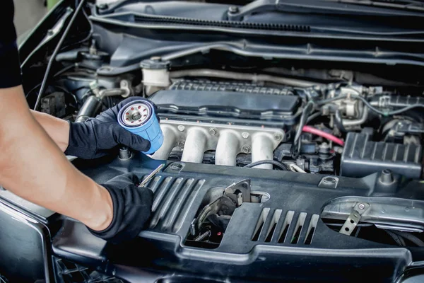 Mechanic Man Change Engine Oil Filter Car Maintenance Concept Engine — Stock Photo, Image