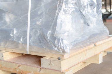 Plastik kayışı paket kutularının içine kapat. Nakliye işinde plastik paketler. Depo endüstrisi teslimatı, lojistik.