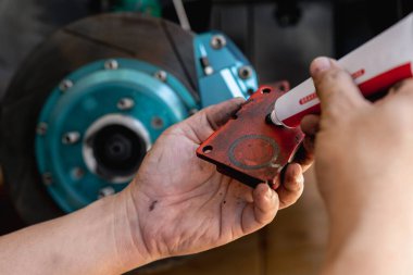 Disk fren servisi kavramı: Bir adam el sıkıştır El frenini fren pedi ve temel servis freni olarak kullansın