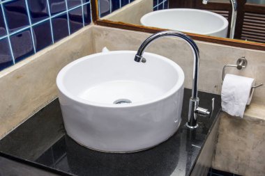 Paslanmaz çelik musluk banyosunu ve yüzeydeki tozu kapatın. Açık ve kapalı su kaynaklarını temizleyip algılamayın.