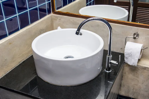 Paslanmaz çelik musluk banyosunu ve yüzeydeki tozu kapatın. Açık ve kapalı su kaynaklarını temizleyip algılamayın.