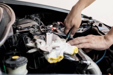 Araba teknisyeni, motor odası servisi ve bakım konseptinde tornavida sökme sürgüsü kullanıyor. 