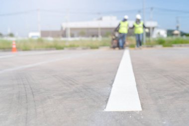 Bulanık fotoğraf konsepti İşçi işareti termoplastik boya astar üzerinde trafik işaretleme makinesi çalışma 