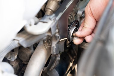 Makine dairesinde araba termostatının teknisyeni ve bakım konsepti için su ısıtıcısını kontrol et. 