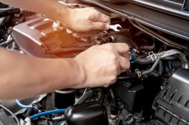 Teknisyen ingiliz anahtarı ve tornavida, motor bakım konsepti kontrolü ve servis bölümündeki benzin enjektörü kısmını çıkarıyor. 