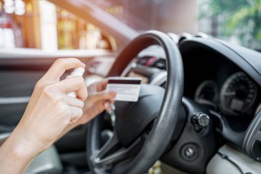 El kadınları, ödeme koruma virüsü kavramını kullandıktan sonra kredi kartını spreyleme, mikrop veya bakterilerin sık sık temas ettiği yüzeylerde ve yan vagon arka planında kirliliği kullanırlar.