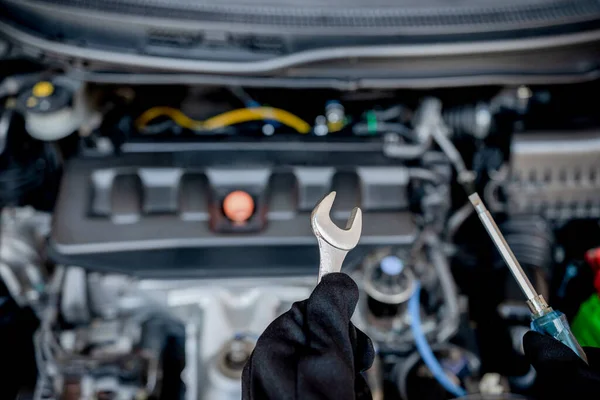 Technician Using Wrench Screwdriver Repair Car Car Service Maintenance Concept — Stock Photo, Image