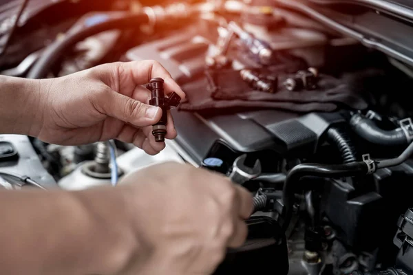 Técnico Utiliza Llave Inglesa Que Quita Pieza Del Inyector Gasolina —  Fotos de Stock