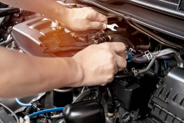 Technician Use Wrench Screwdriver Removing Gasoline Injector Part Engine Maintenance — Stock Photo, Image