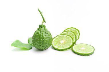 Bergamot ve Kaffir kireç yaprakları ve beyaz arka planda doğal kırışıklıklar