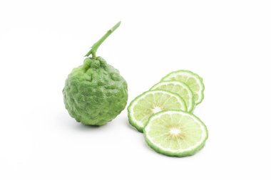 Bergamot ve Kaffir kireç dilimleri ve beyaz arka planda doğal kırışıklıklar.             
