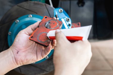 Disk fren servisi kavramı: Bir adam el sıkıştır El frenini fren pedi ve temel servis freni olarak kullansın