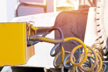 Fabrika arka planında kamyonla hava destek fren sistemini kapatın.