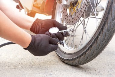 Lastiklerin enflasyon basıncını elektirikli pompayla kontrol edin.